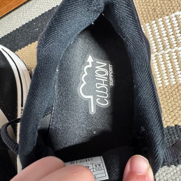 Brooks Adrenaline GTS 22 Running Sneaker Women 8.5 Black White Athleisure Walk - Picture 9 of 15